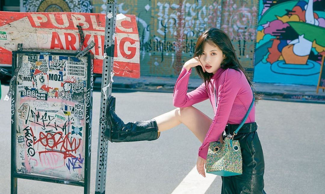 泫雅穿黑色高筒皮靴,女明星泫雅穿着蝴蝶吊带裙