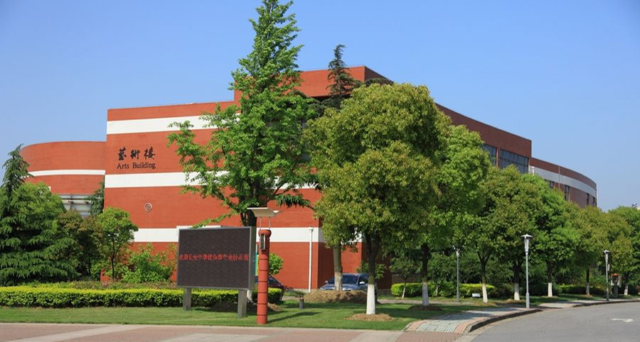 桃李不言下自成蹊:江苏省锡山高级中学