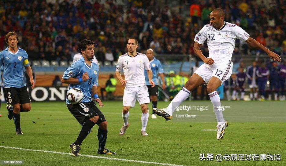 枪王加盟巴萨如愿获得欧冠，生涯唯一污点用手将法国队拍进世界杯