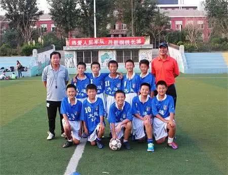 与著名歌星同名的东北门将，拒绝假球比赛中途退场，29岁就退役