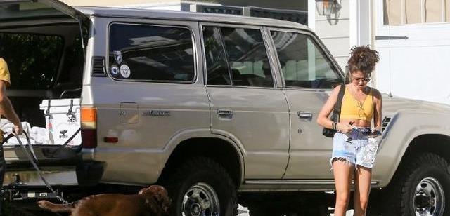 莎拉海蓝德和她的未婚夫出现在街上，他们的肚脐裸露