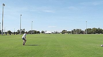 初学者足球点球技巧,五个初学者必会的足球基本技巧