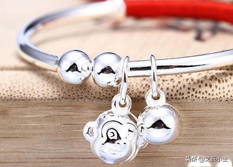 宝宝都戴银手镯,宝宝手上戴银手镯的寓意