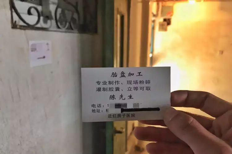 厨房全是油污,整个厨房特别脏