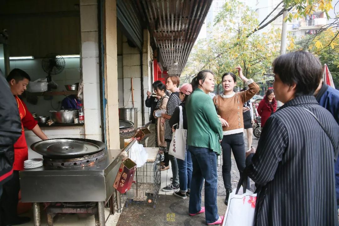 排队两小时，吃饭十分钟？传说中的老字号，真的值得排队吗？