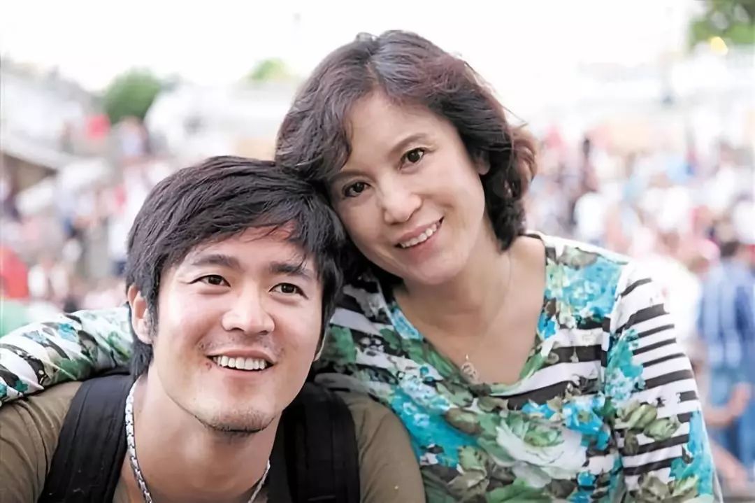 张国荣为什么去世后还怎么受欢迎,张国荣去世17年他凭什么越来越火