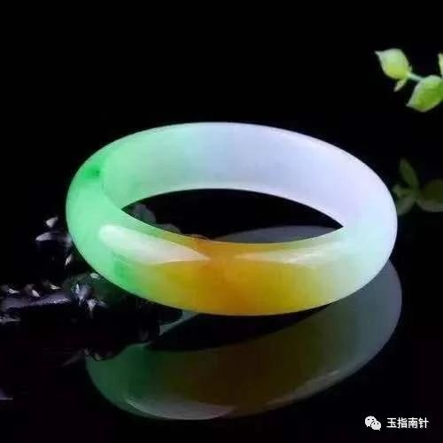 听说翡翠越绿越显白真的是这样吗,听说翡翠三彩很罕见价值如何