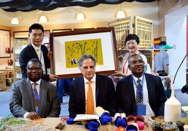 笼鞋浅出鸦头袜知是凌波缥缈身,笼鞋