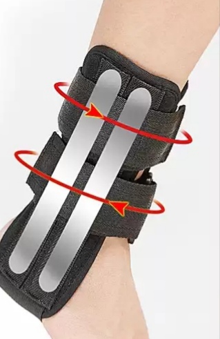 小李的脚受伤,小李崴脚