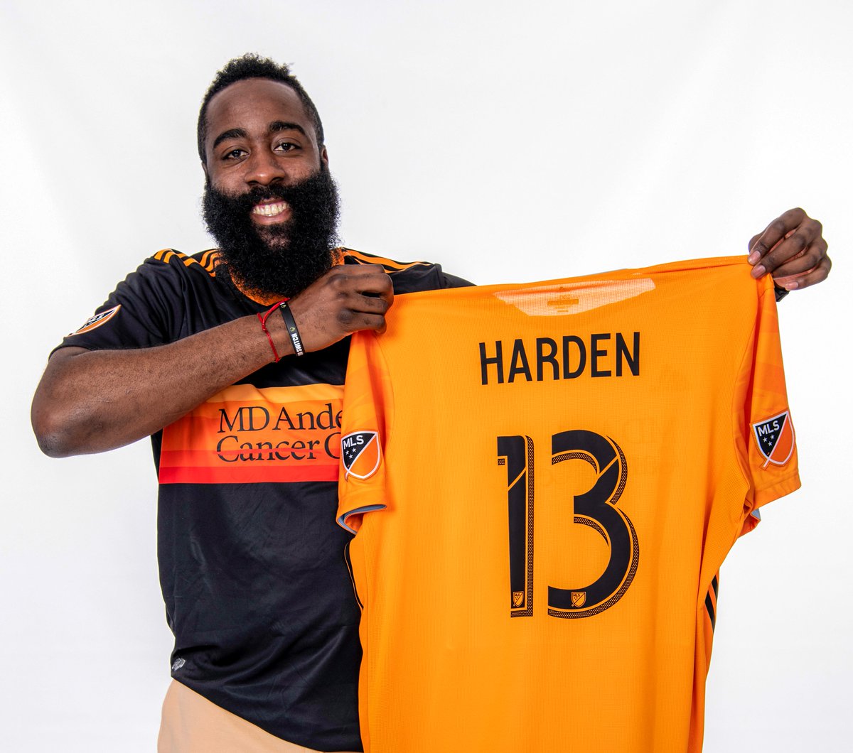 真爱！哈登变休城足球队股东，詹皇投资利物浦大赚，库里想买黑豹