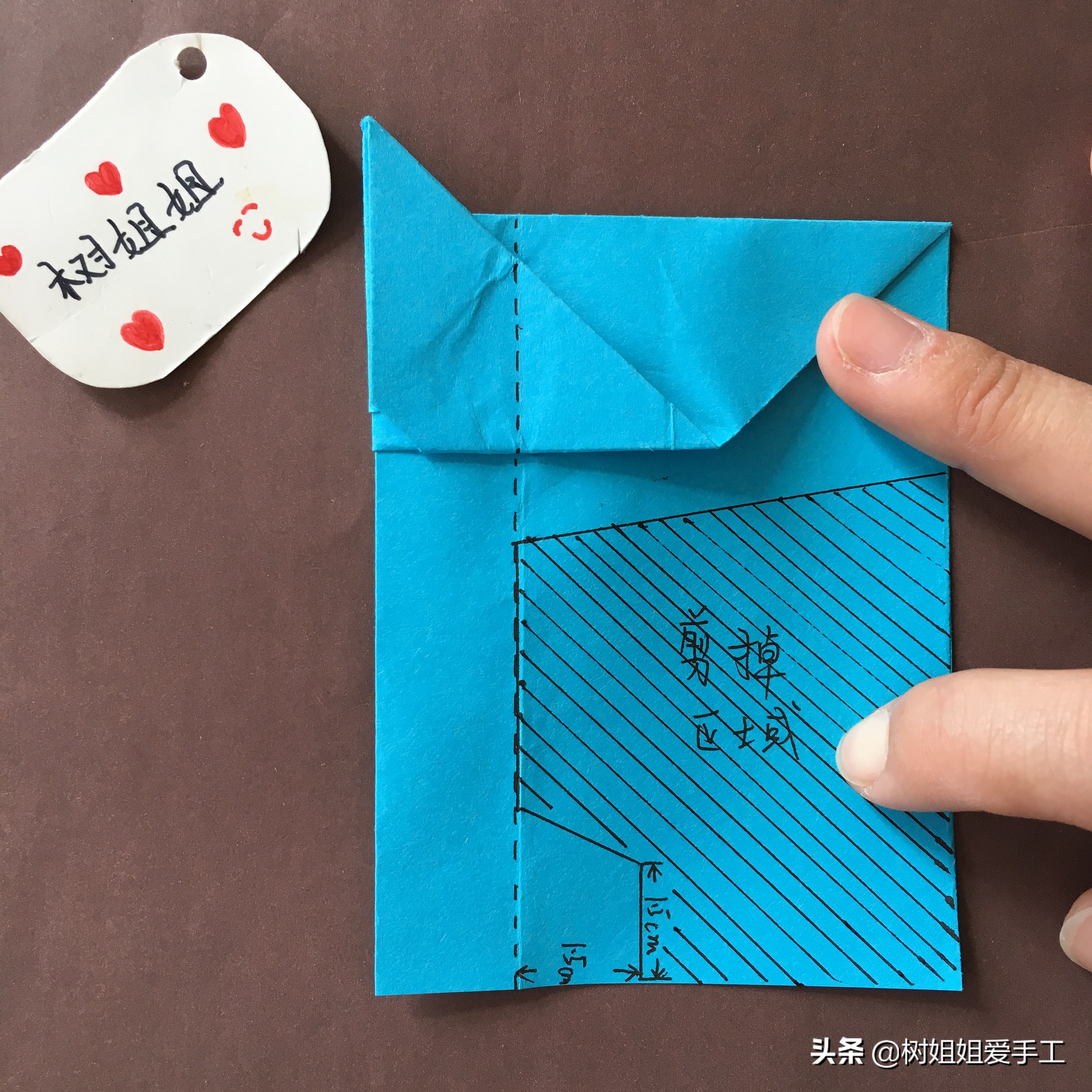 飞机折纸飞得又远又稳折法,正方形折纸飞得最远的纸飞机折法