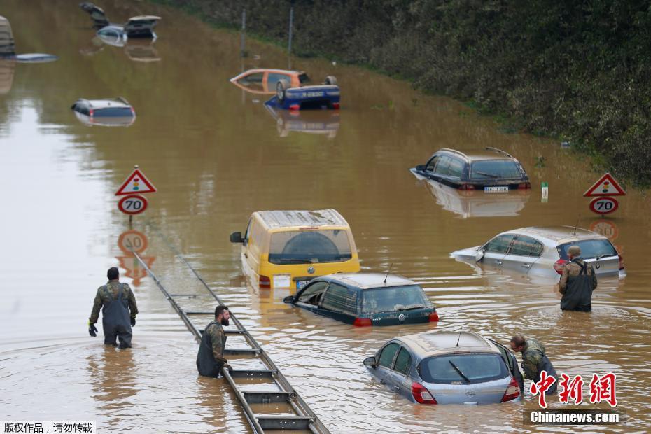 离谱！德国纳粹组织假扮警察，潜入灾区趁乱闹事阻挠救援