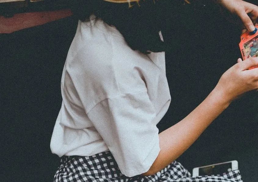 高中女孩偷手机,高中女儿偷用手机如何引导