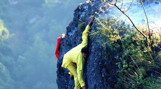 邹在宏818米悬崖上代人烧香,烧一次收199元,稍不留神就会丢了性命