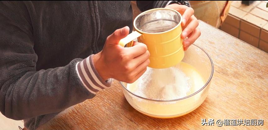 自己动手做出蜡笔小新同款鲷鱼烧，豆沙丝滑甜软，表皮蛋香浓郁