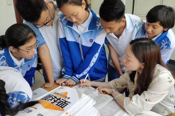 90后美女老师大方普及性知识，解决青春期的困惑，家长：值得赞扬