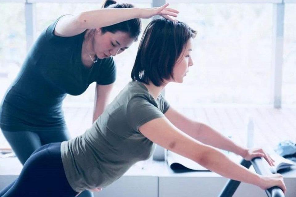 产后哺乳期可以做美甲吗,哺乳期不能化妆吗