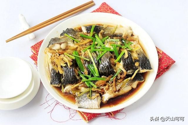 开胃清蒸鱼最正宗的做法,清蒸鱼怎么蒸得好吃又简单