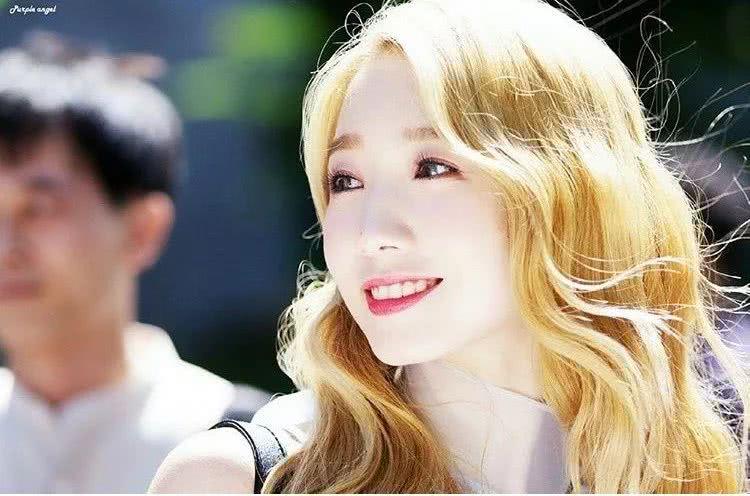 杨幂白衣歪头秀肩坐姿,杨幂黑色露腰照片