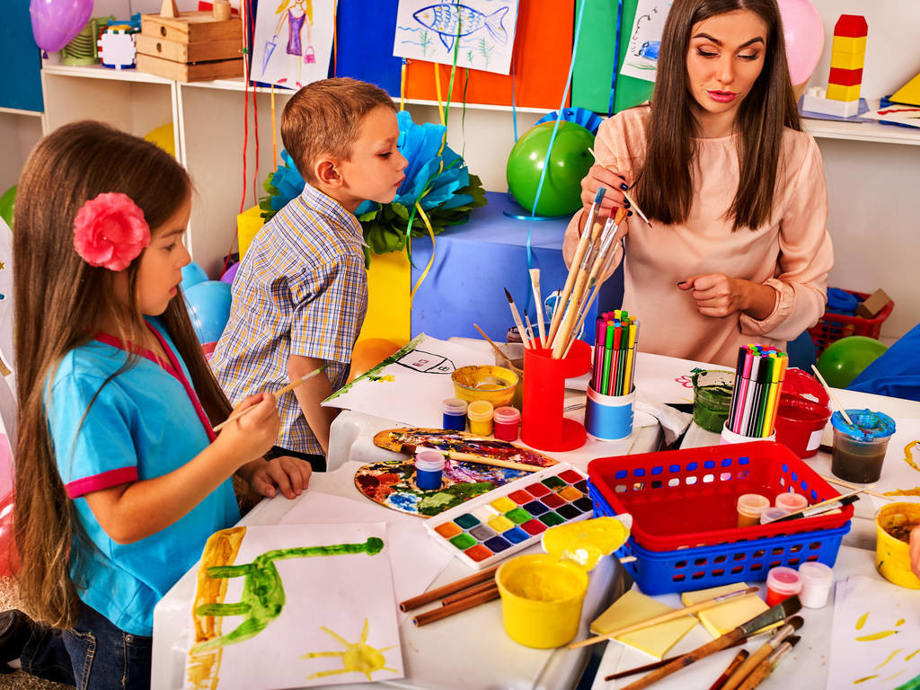 小女孩手编凉席视频,儿童手工竹凉席