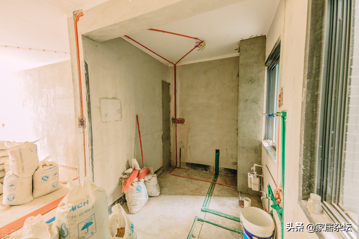 装水电是水管在下面还是电线下面,全屋改水电水管在上电线在下好吗