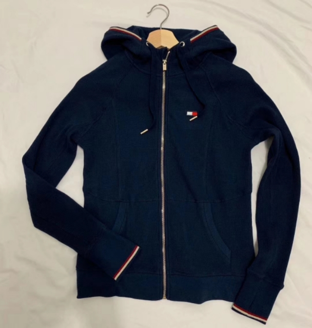 太值了吧！一两百左右就可以买到，THckdkny等牌子衣服