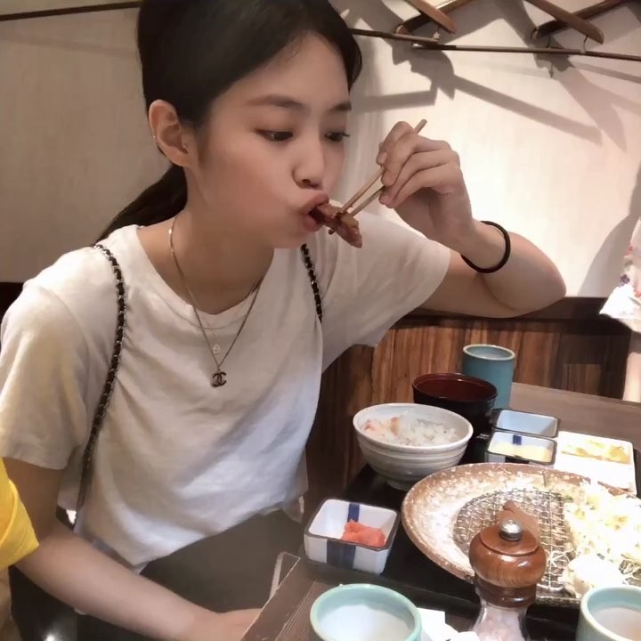 喝养乐多解馋？Jennie摆脱婴儿肥变超辣身材，关键都在这……