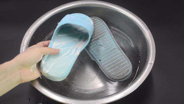 拖鞋黑黑的污垢是什么物质,拖鞋的污垢怎么才能刷干净