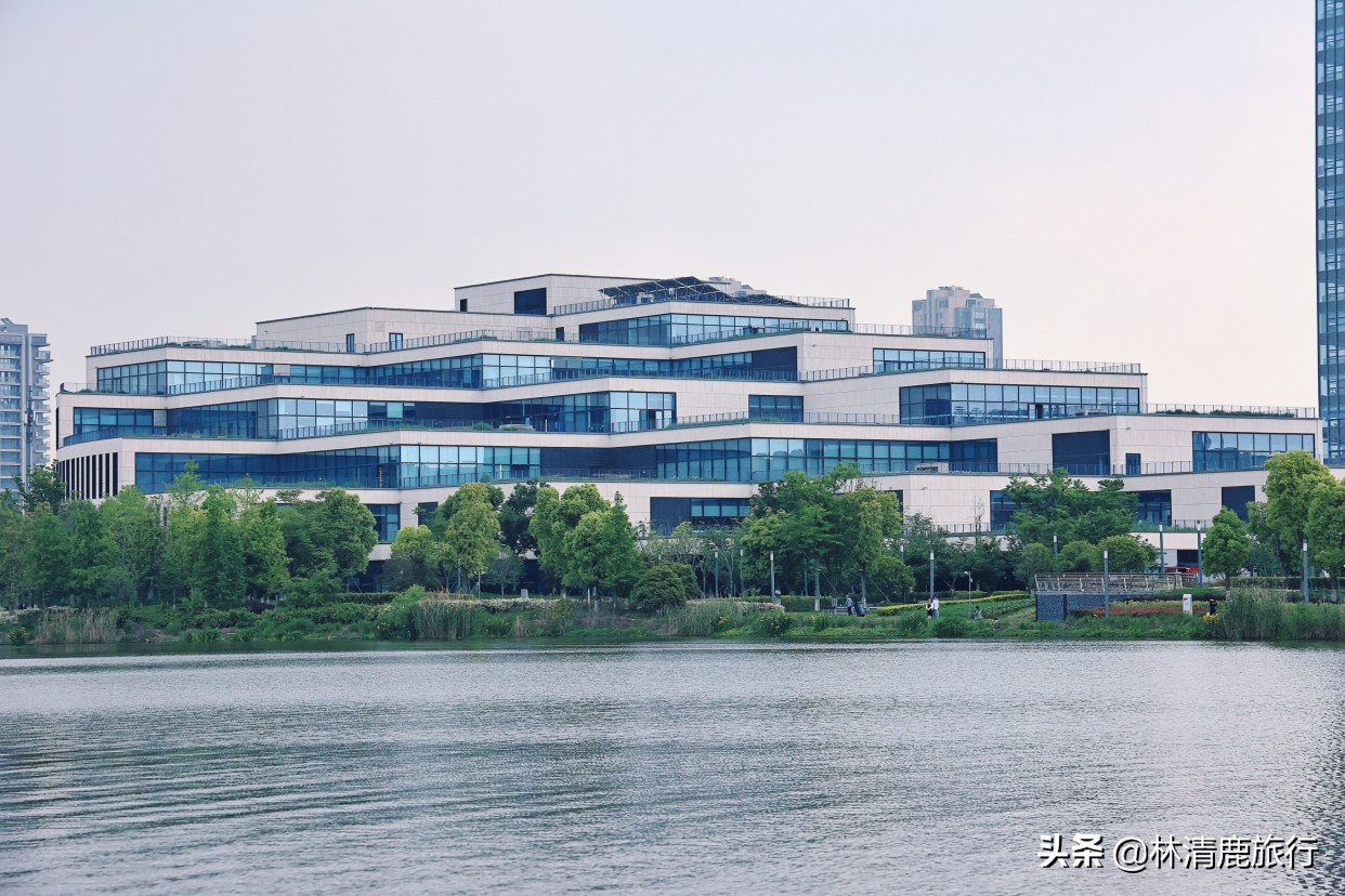 宁波花30亿打造的广场，好多高大上建筑，适合周末亲子游