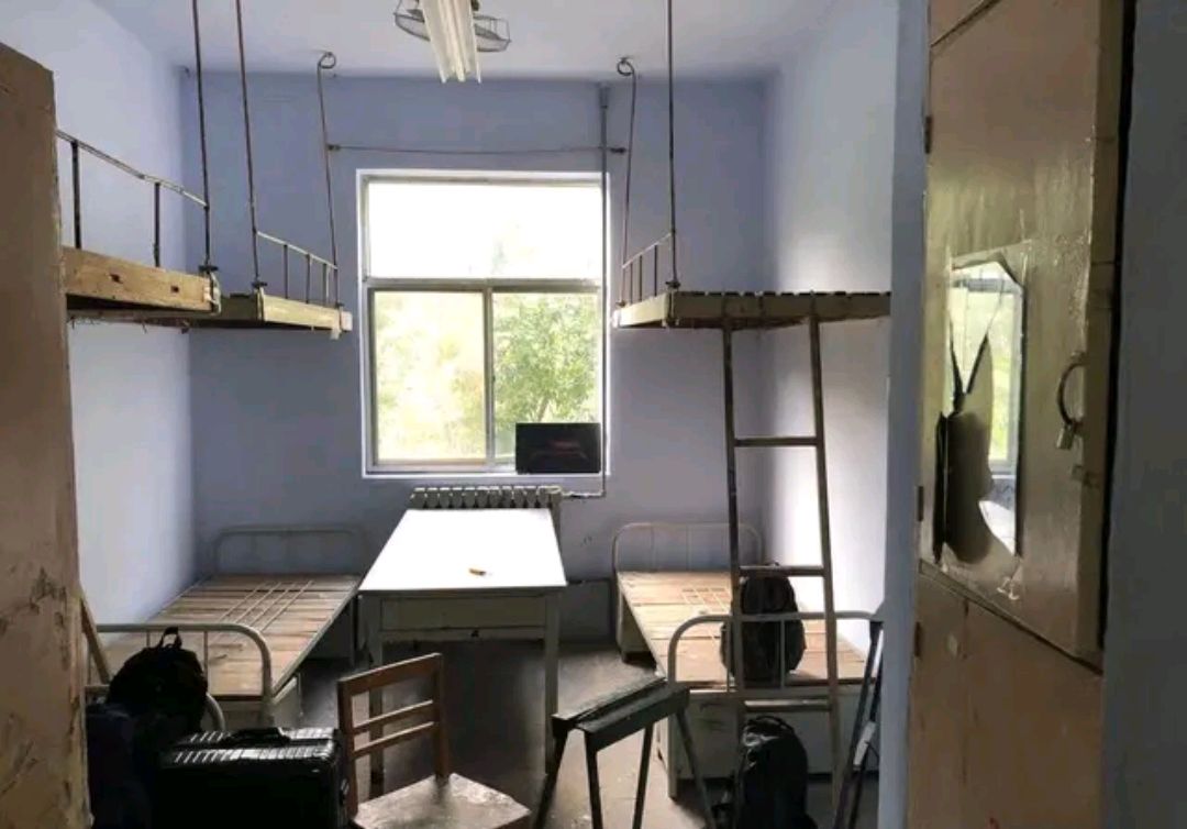 心态有点“崩”！大一才开学，宿舍环境“很差”，怎么办？