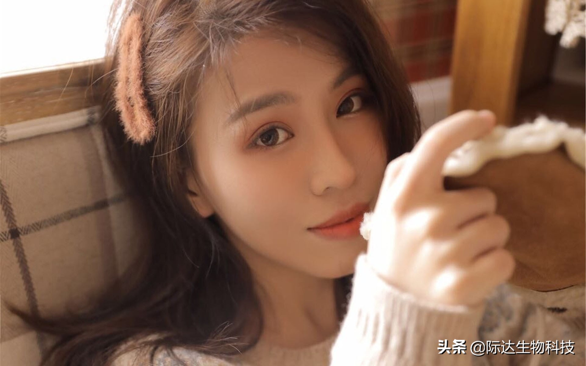 叮咚！你的眼部肌肤已欠费！再不护理，将影响正常使用…