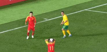 国奥球员将球踢出界,比业余还业余