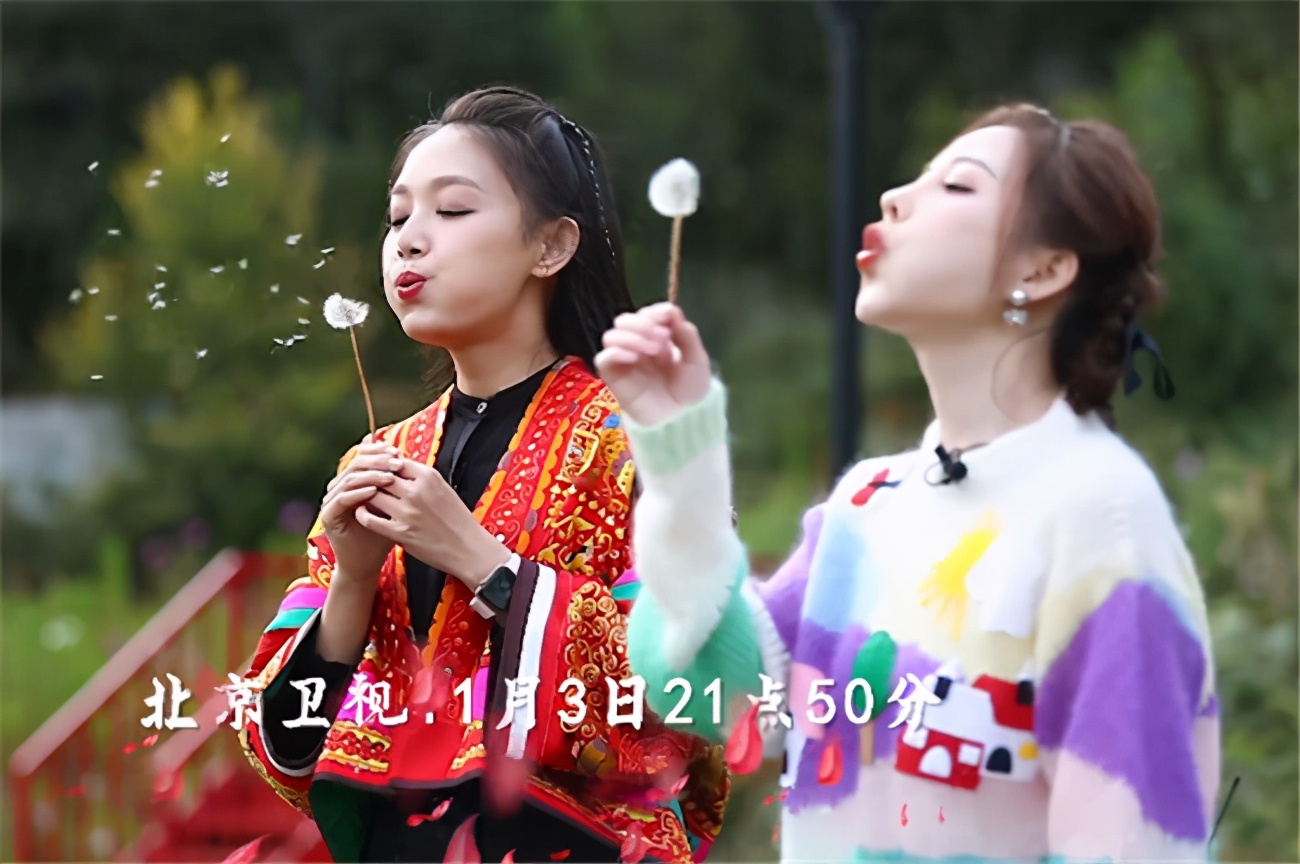 不愧冻龄女神,冯提莫上新节目挑战萝莉裙,网友:还好她腿够细