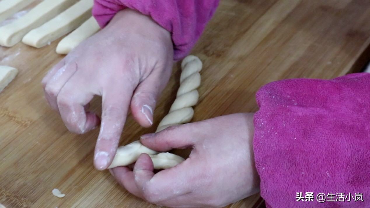 怎么炸软麻花里软外酥,炸出香脆的麻花