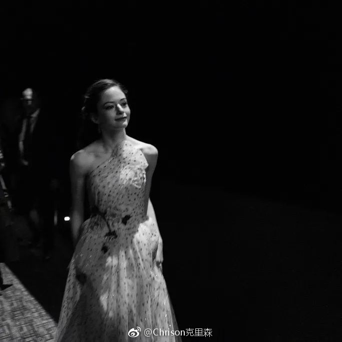 暮光之城贝拉长大后的女儿演员,暮光之城贝拉女儿合成照片