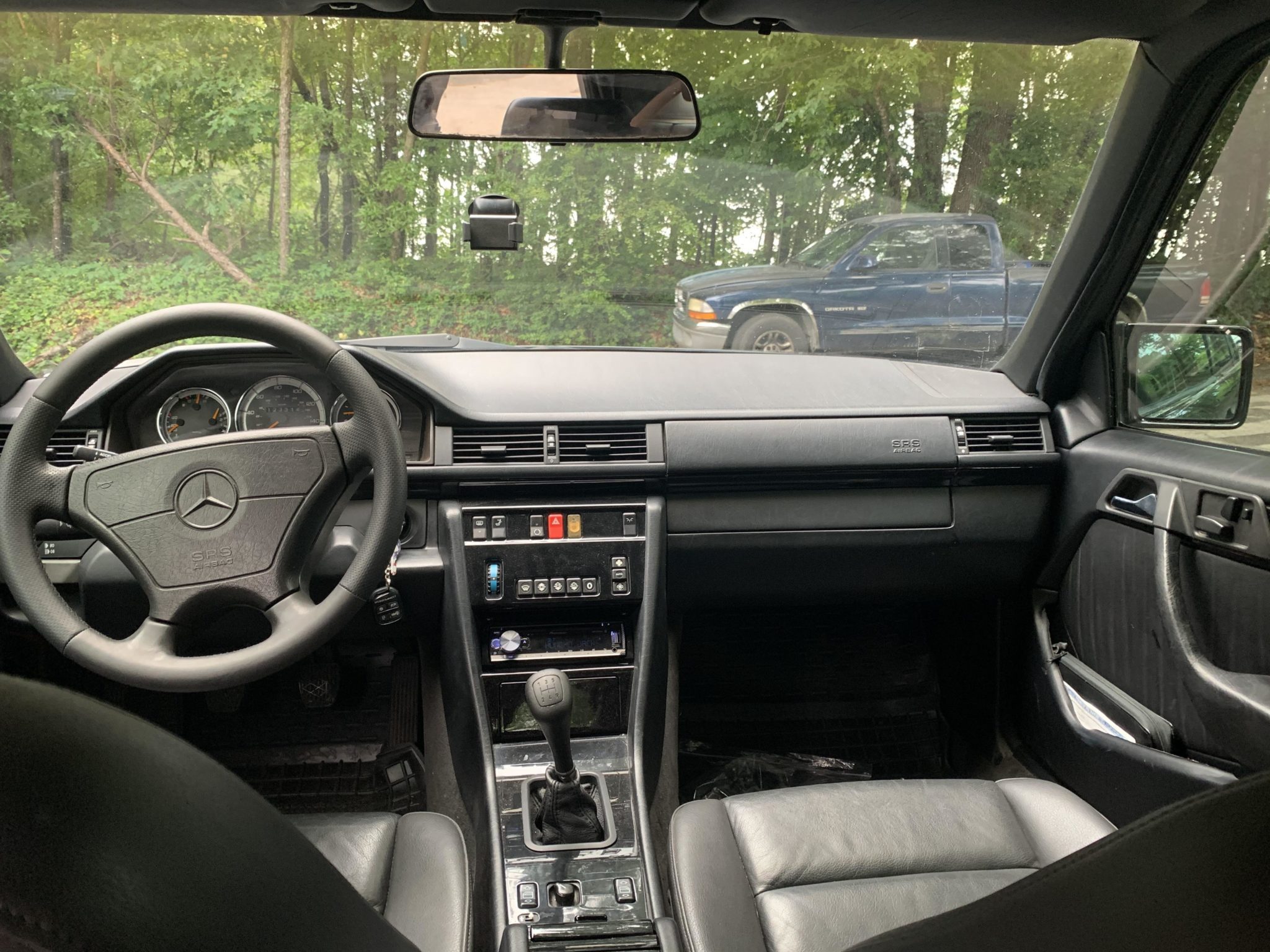 你信么？30年前的“小虎头”奔驰E级，至今还有人念念不忘