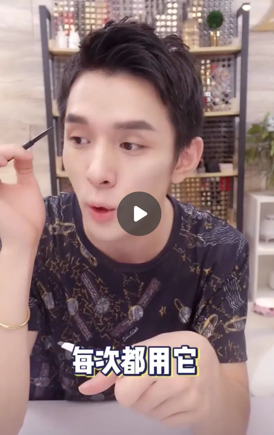 李佳琦又搞事!老烟民形象曝光后，直播中直接对杨幂开黄腔！