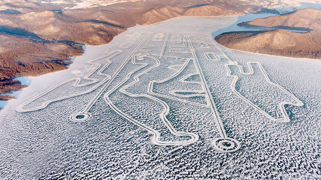 冰面爬坡a4,奥迪a4l四驱加速比赛