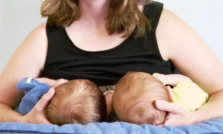 孩子老是吐奶怎么办呀,孩子总吐奶咋回事