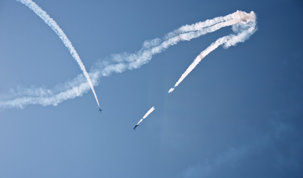 飞机在空中拉出的尾烟是什么,飞机在哪个高度会拉烟