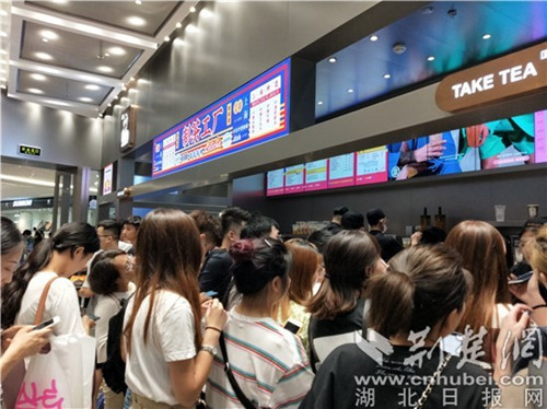 网红奶茶排队8小时,为一杯网红奶茶排队多久