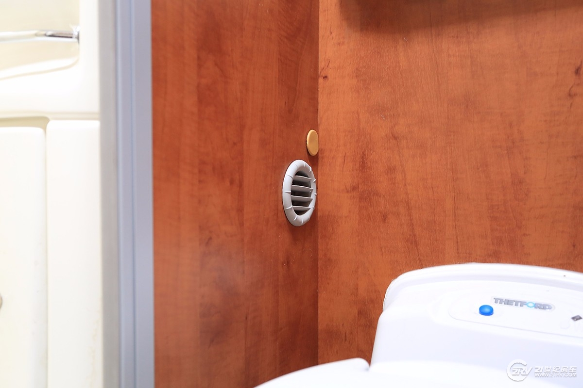 同级别车型谁敢跟它比轻量化！双会客区，实拍亚特plasy631房车