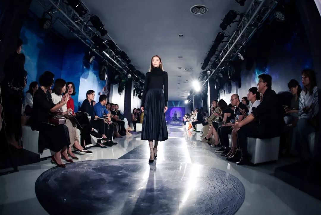 太空时尚秀,时尚与科技的碰撞视频