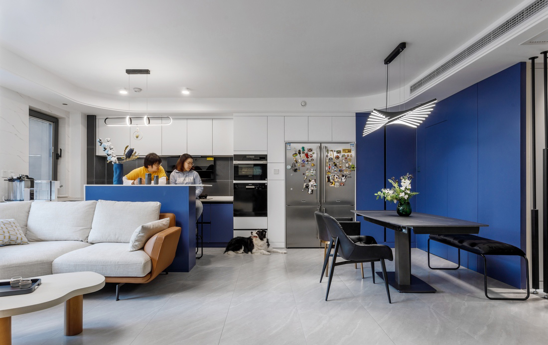 77平米超大客餐厨一体装修,极简风餐厨一体设计