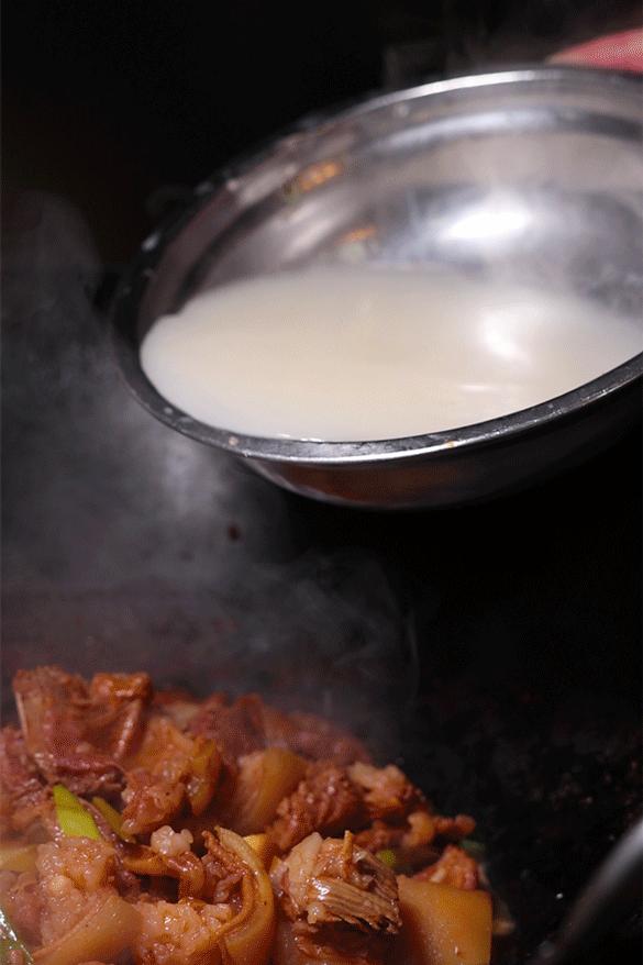 老西关炭炉羊肉煲，不给蘸酱！藏在村子里，门口停满豪车