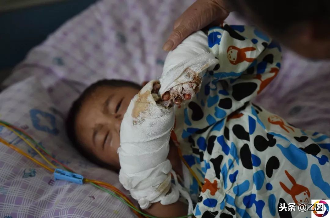 母亲暴打孩子犯法不,妈妈暴打孩子被警方逮捕