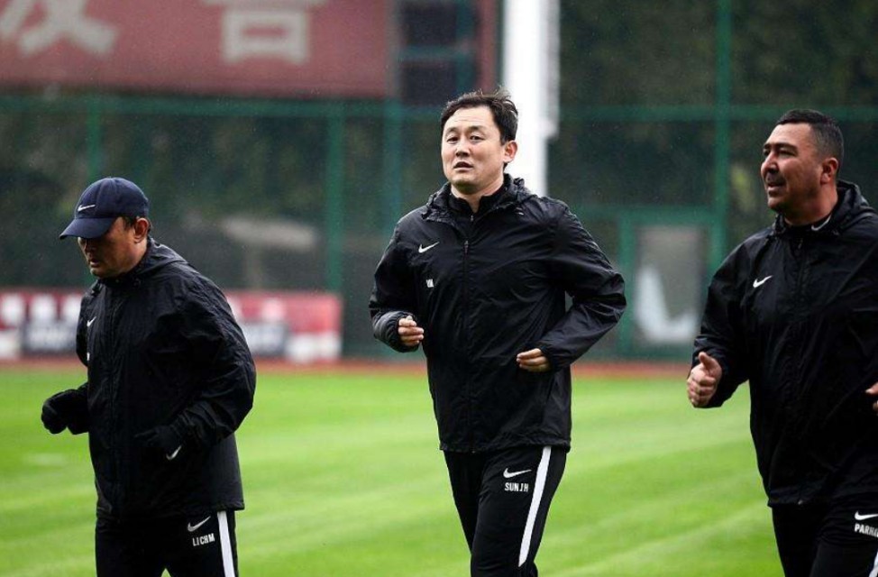 中国足球传喜讯！国足名宿当选*疆新**足协副主席，冲击世界杯真有戏