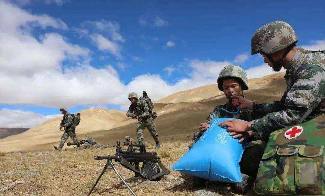 边防战士在风雪中的坚守,屹立在喀喇昆仑高原的边防战士