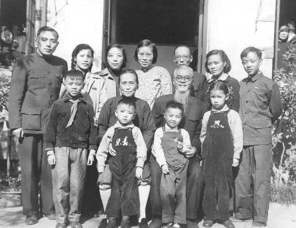 董卿唱哭了所有人,董卿都被说哭了