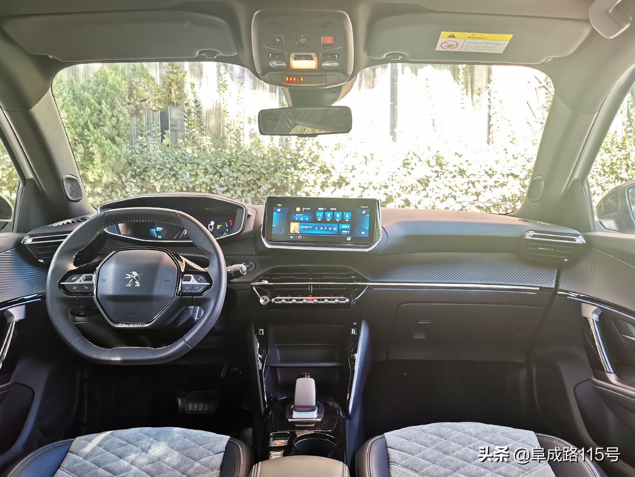 奶帅的面孔，裸眼3D的内容，一身名牌的e2008缺点究竟在哪